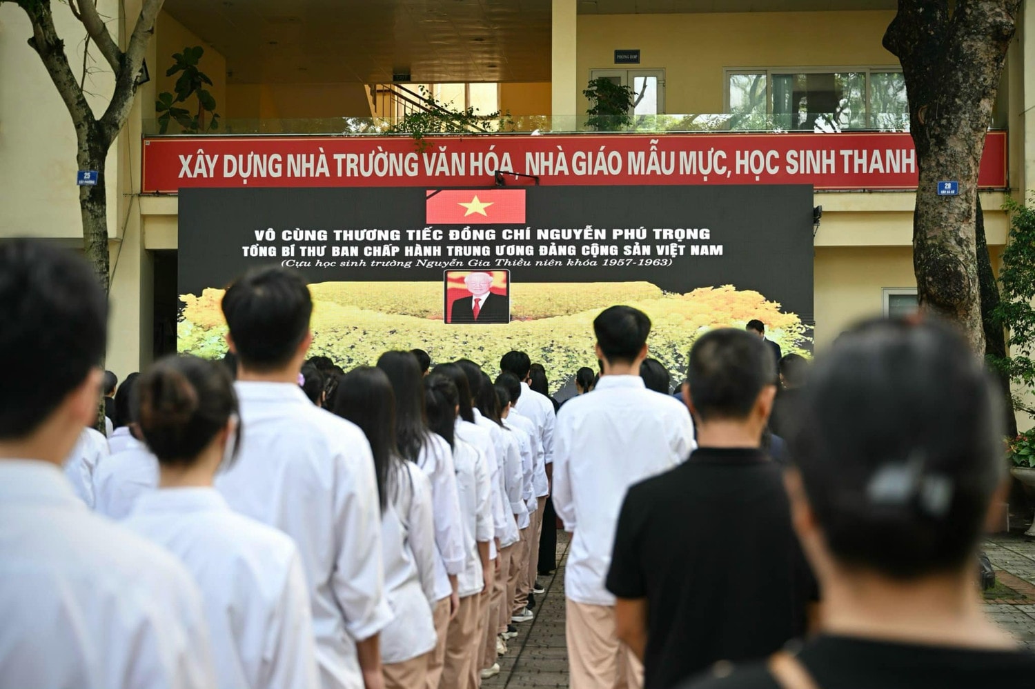 Thầy trò Trường THPT Nguyễn Gia Thiều tưởng niệm Tổng Bí thư Nguyễn Phú Trọng -0