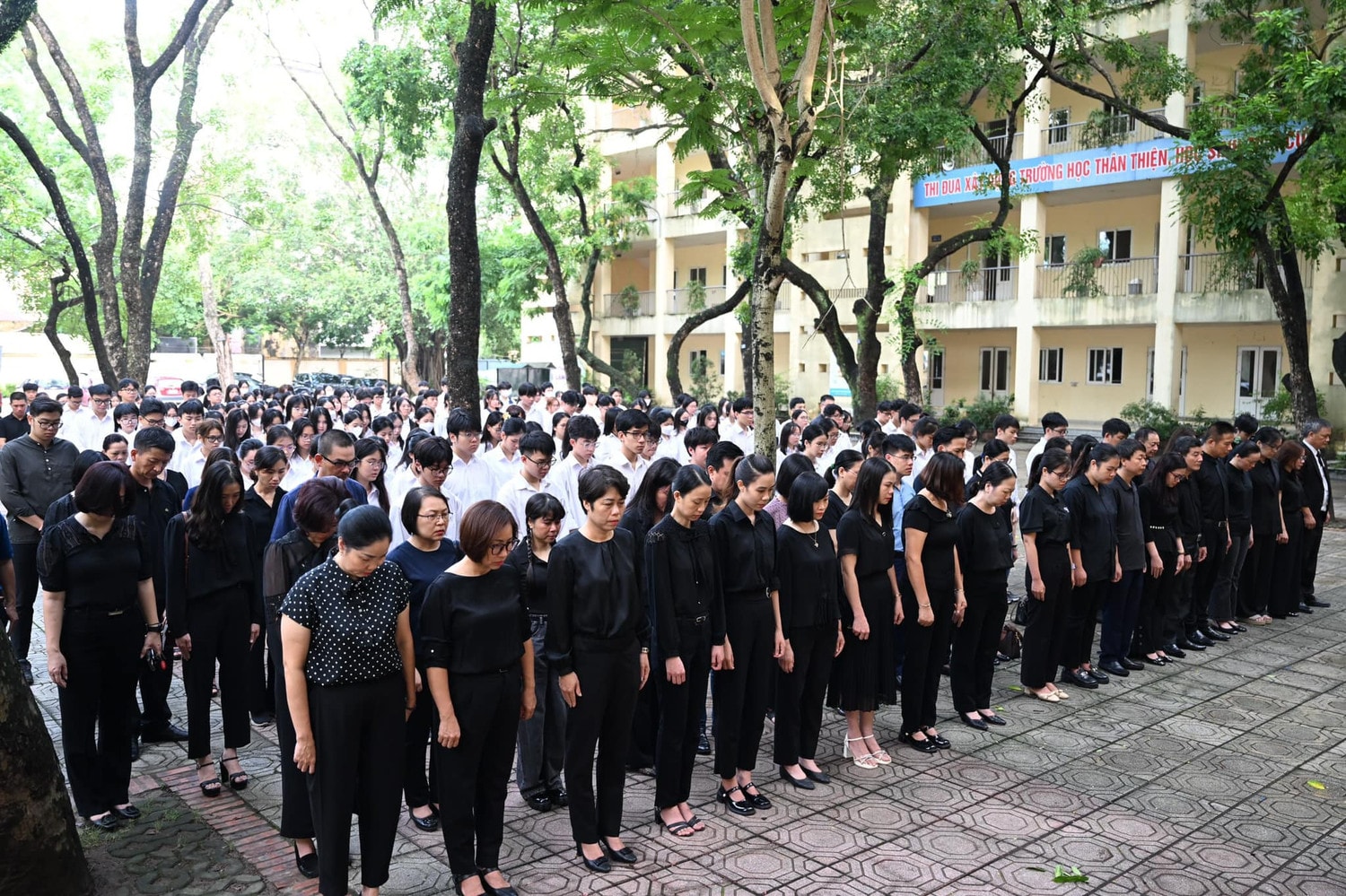 Thầy trò Trường THPT Nguyễn Gia Thiều tưởng niệm Tổng Bí thư Nguyễn Phú Trọng -0