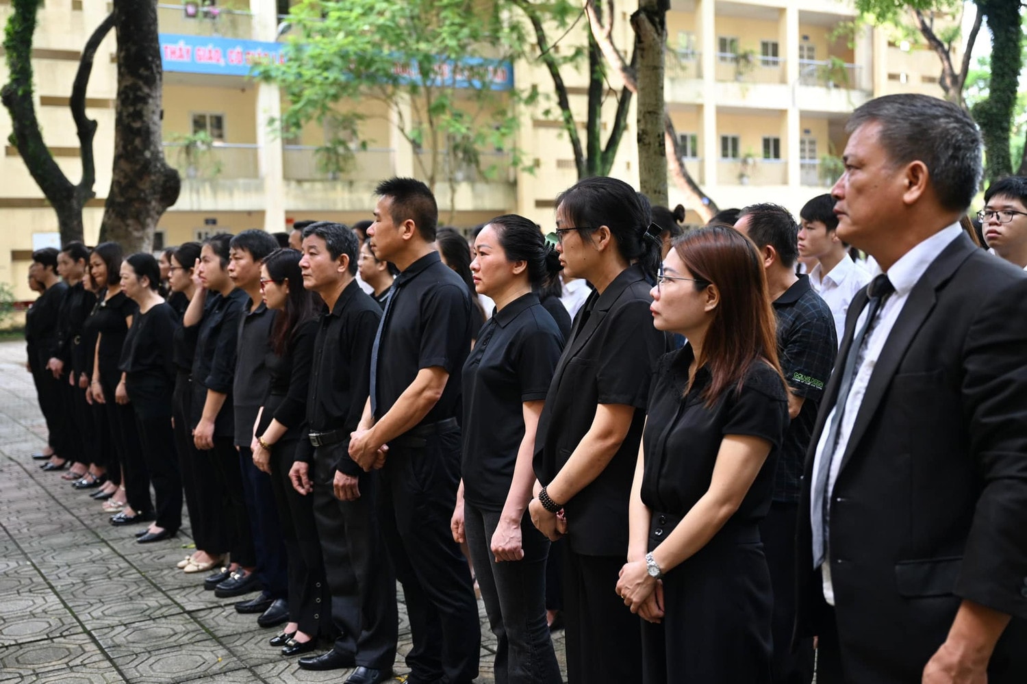 Thầy trò Trường THPT Nguyễn Gia Thiều tưởng niệm Tổng Bí thư Nguyễn Phú Trọng -0