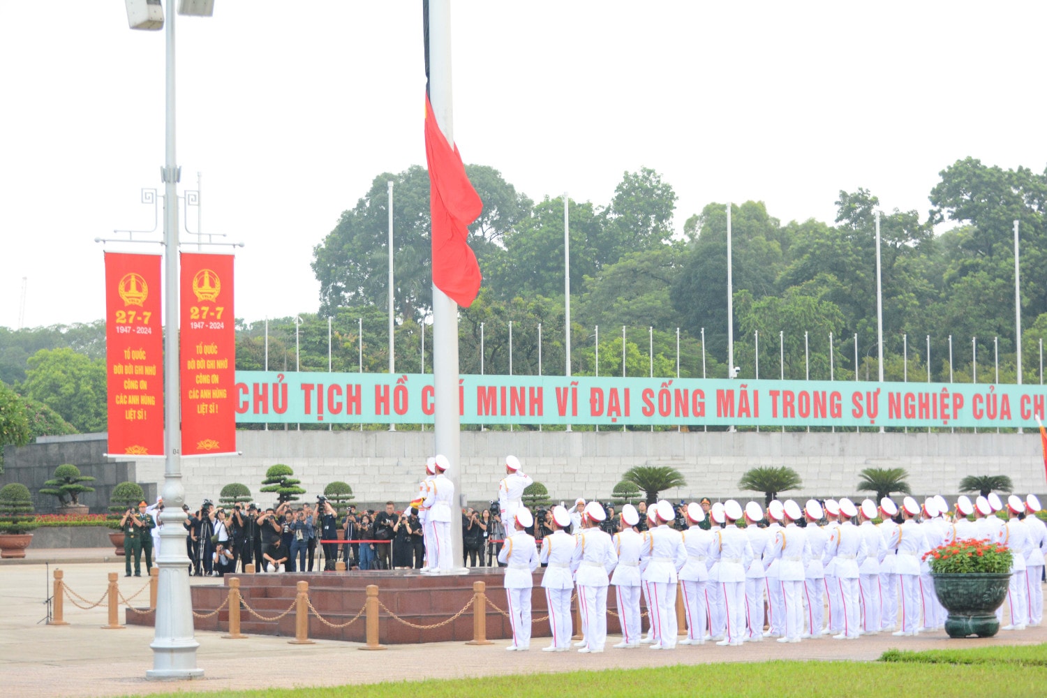 Trang nghiêm Lễ thượng cờ rủ Quốc tang Tổng Bí thư Nguyễn Phú Trọng -0