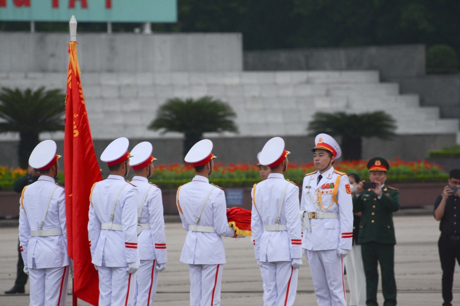 Trang nghiêm Lễ thượng cờ rủ Quốc tang Tổng Bí thư Nguyễn Phú Trọng -0