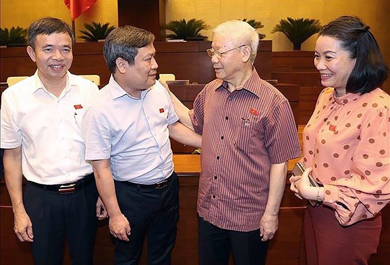 Tổng Bí thư Nguyễn Phú Trọng với Bí thư Tỉnh ủy Quảng Bình Vũ Đại Thắng và các đại biểu Quốc hội tỉnh Quảng Bình