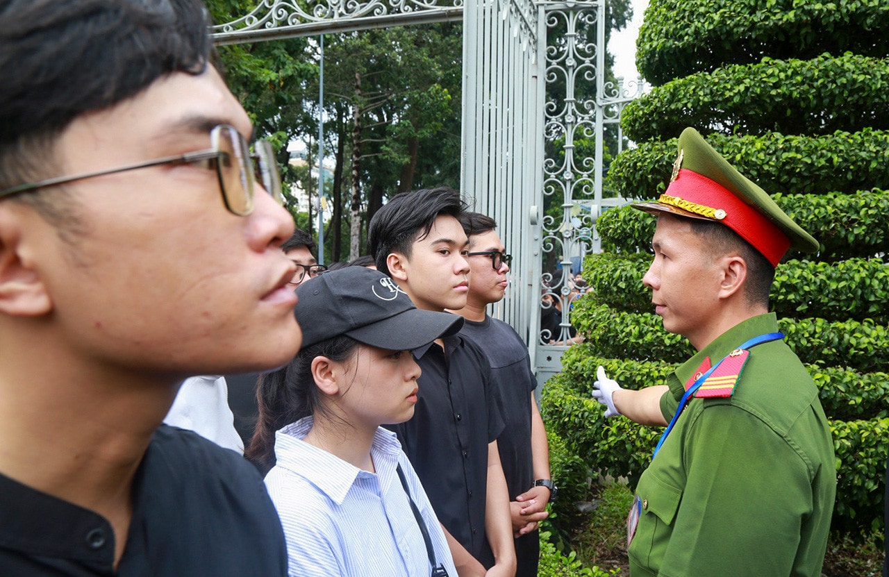 Người dân miền Nam đội mưa đến viếng Tổng Bí thư Nguyễn Phú Trọng