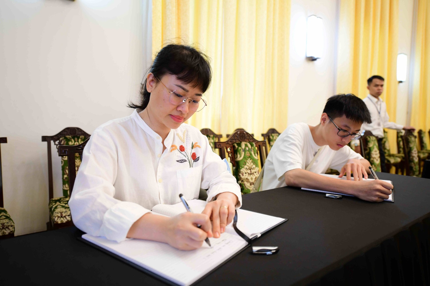 Chị Bùi Hồng Hà đang viết Sổ tang tại Hội trường Thống nhất TP. Hồ Chí Minh Lễ Quốc tang Tổng Bí thư Nguyễn Phú Trọng tại TP. Hồ Chí Minh: khắc ghi lời dạy “làm việc gì cũng phải giữ danh dự” của nhà lãnh đạo đức độ -0