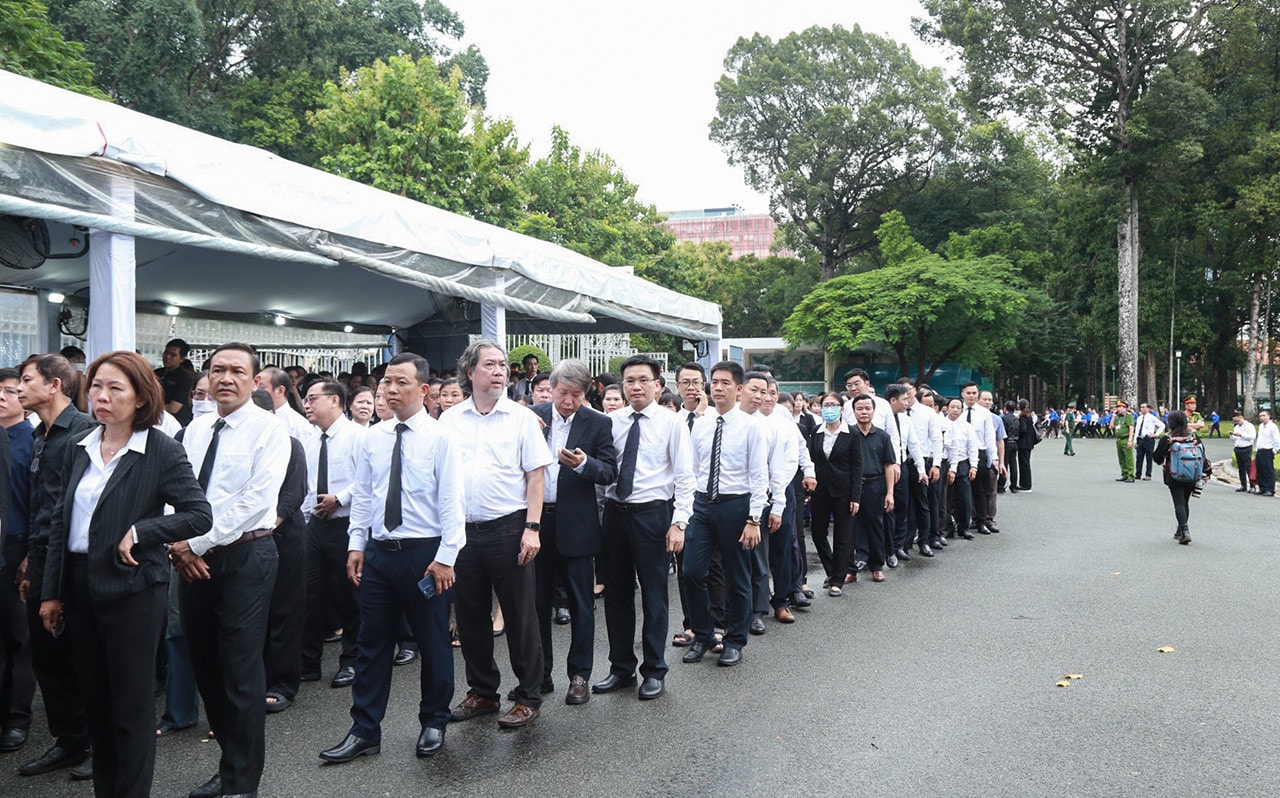 Người dân miền Nam đội mưa đến viếng Tổng Bí thư Nguyễn Phú Trọng