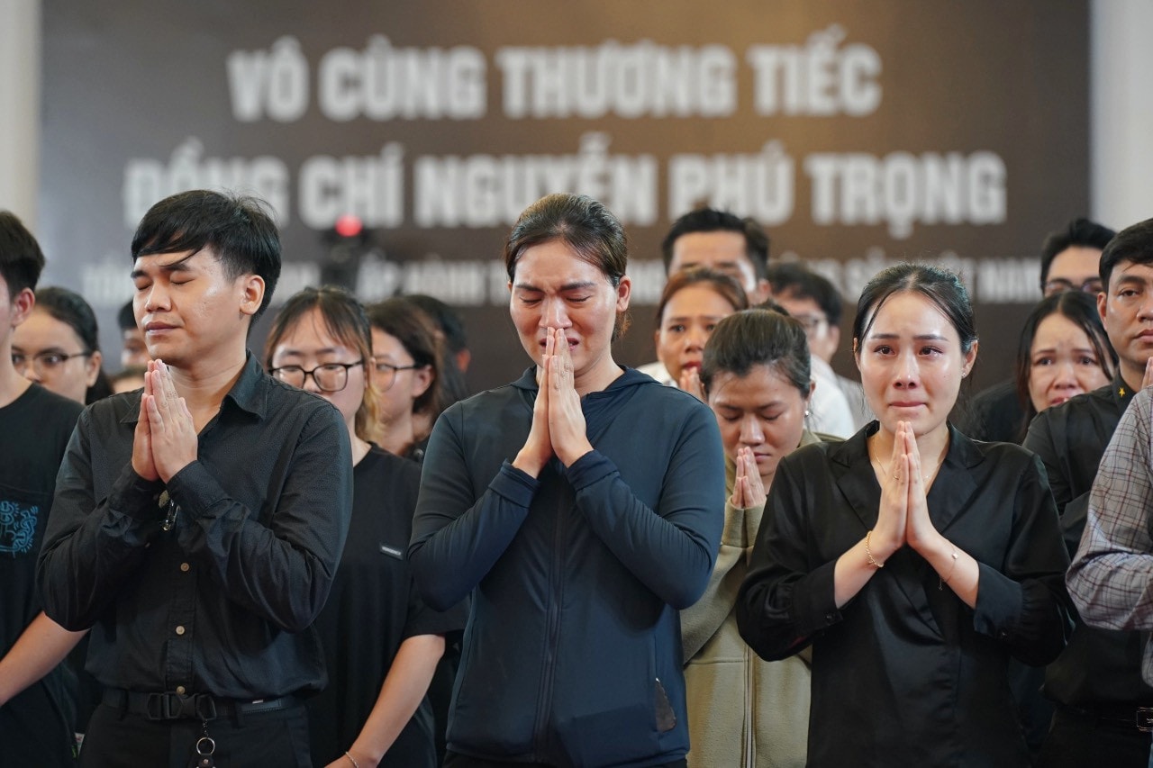 Người dân miền Nam đội mưa đến viếng Tổng Bí thư Nguyễn Phú Trọng