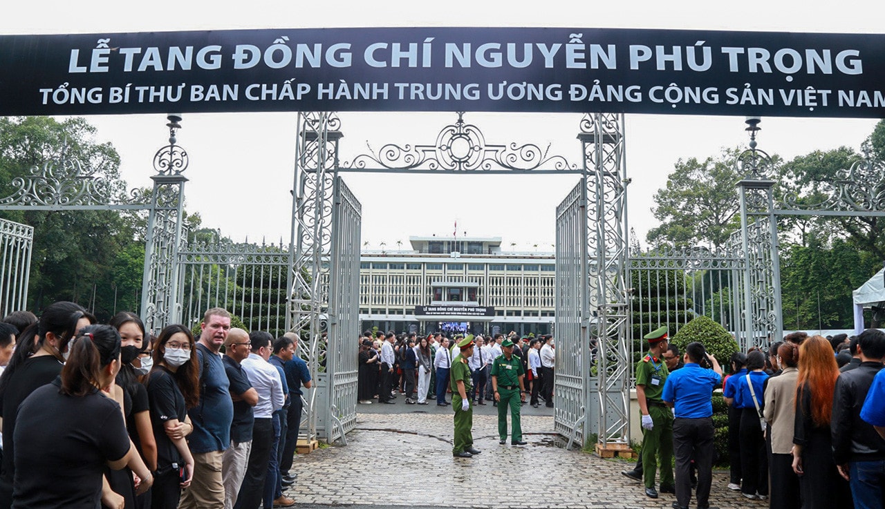 Người dân miền Nam đội mưa đến viếng Tổng Bí thư Nguyễn Phú Trọng