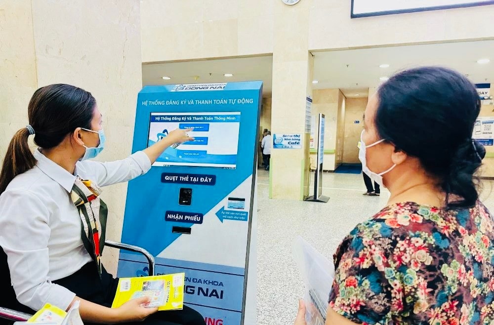 Người dân đăng ký khám, chữa bệnh bảo hiểm y tế tại Bệnh viện Đa khoa Đồng Nai. Nguồn: baodongnai