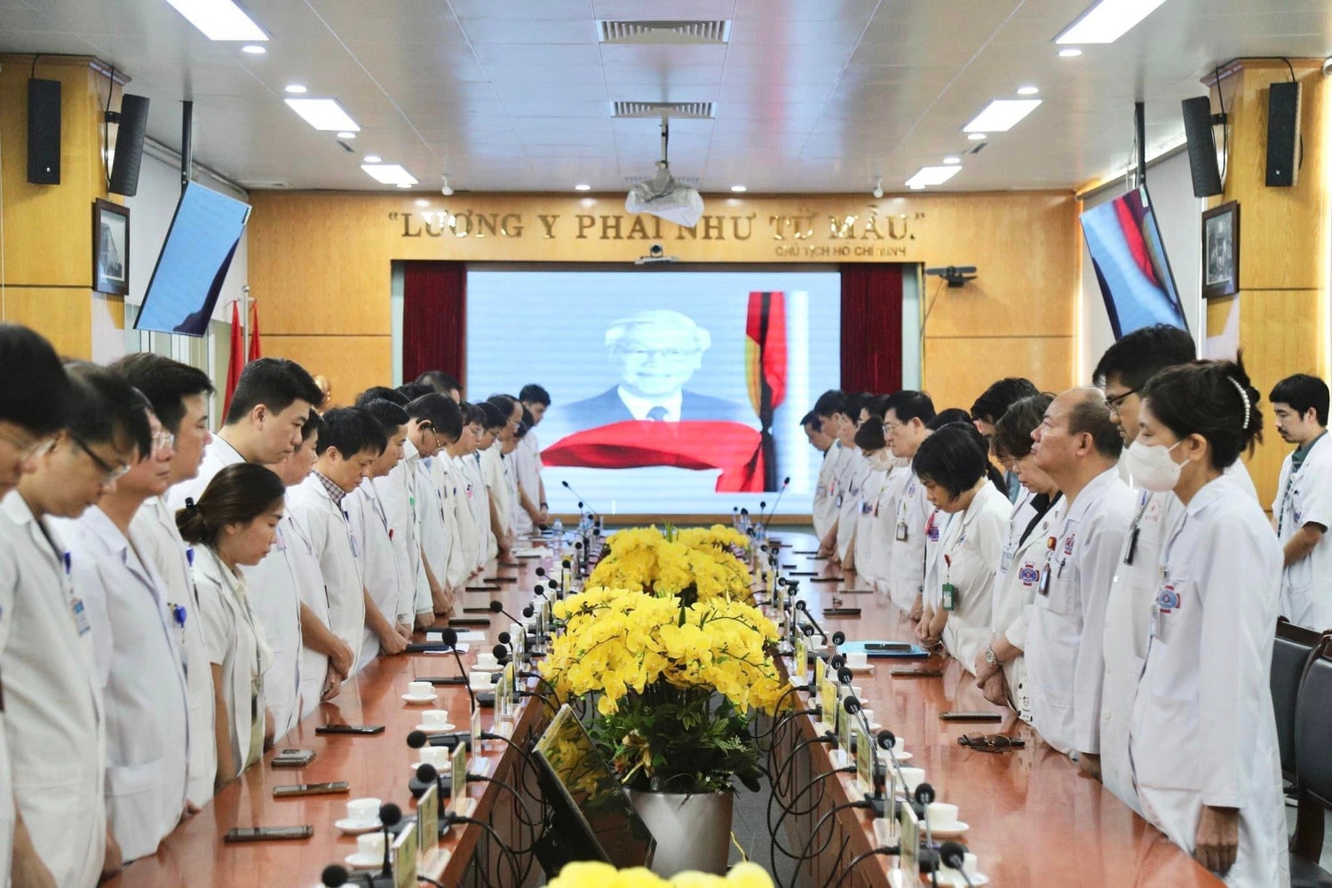 Y bác sĩ các bệnh viện mặc niệm tưởng nhớ Tổng Bí thư Nguyễn Phú Trọng -0