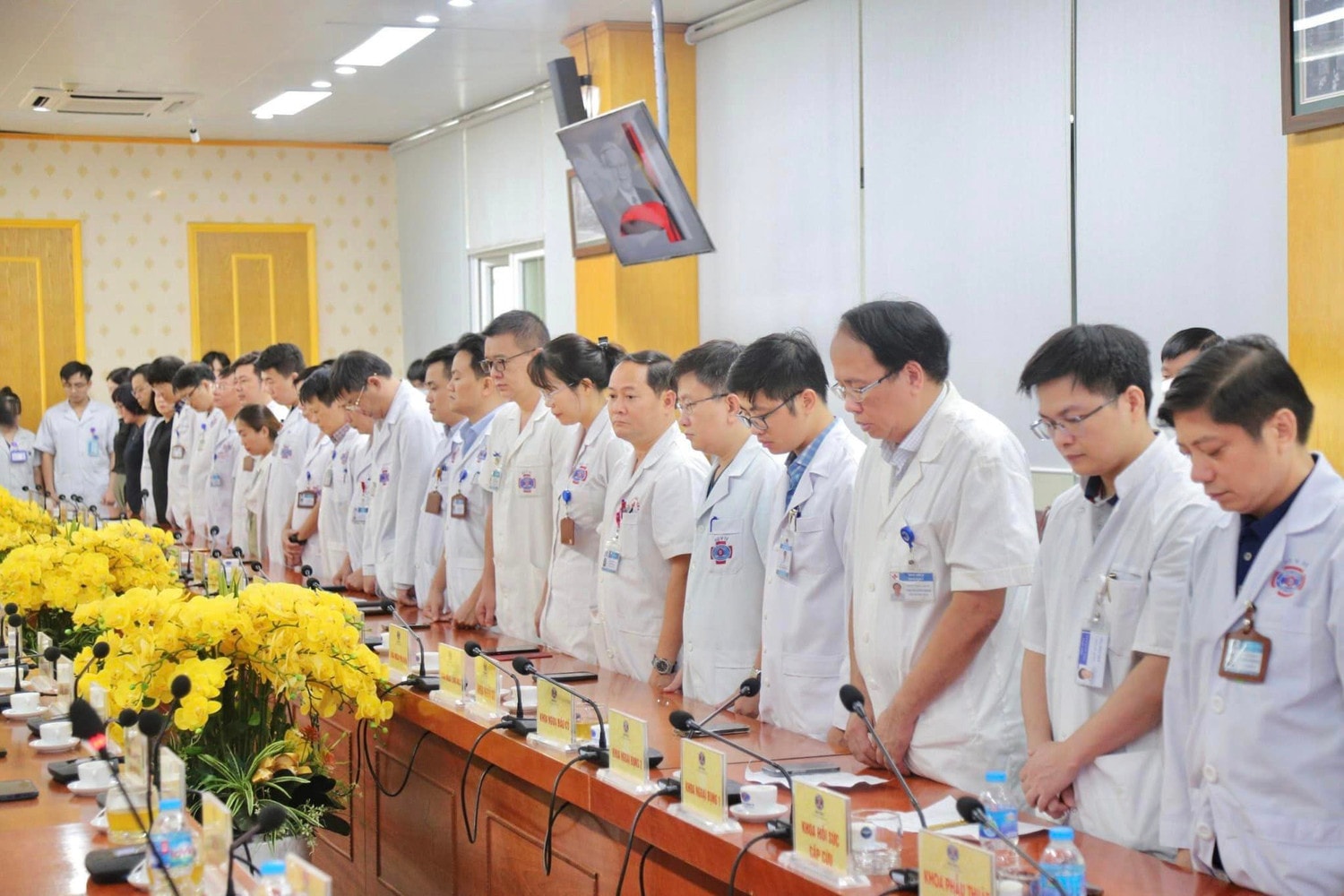 Y bác sĩ các bệnh viện mặc niệm tưởng nhớ Tổng Bí thư Nguyễn Phú Trọng -0