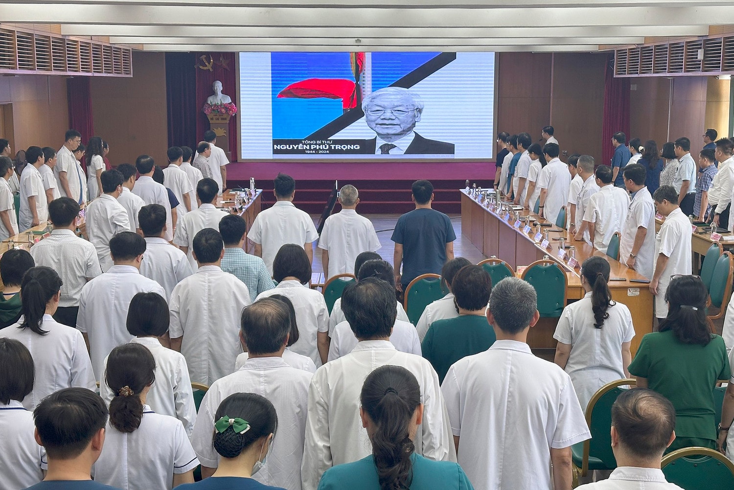 Y bác sĩ các bệnh viện mặc niệm tưởng nhớ Tổng Bí thư Nguyễn Phú Trọng -0