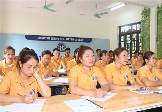 Workers learn Korean at the Employment Service Centre in the northern mountainous province of Lai Chau before going to the RoK. (Photo: VNA) Lai Chau workers receive help before going to RoK -0