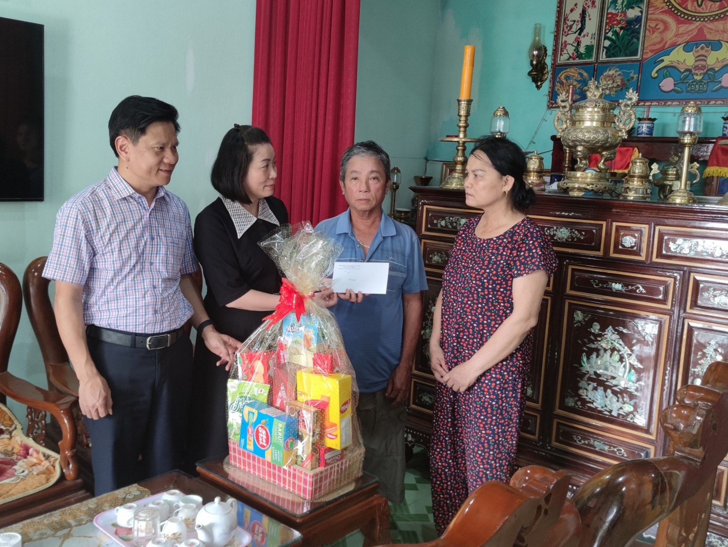 Đoàn ĐBQH và HĐND tỉnh Quảng Bình thăm hỏi, tri ân các gia đình liệt sỹ -0