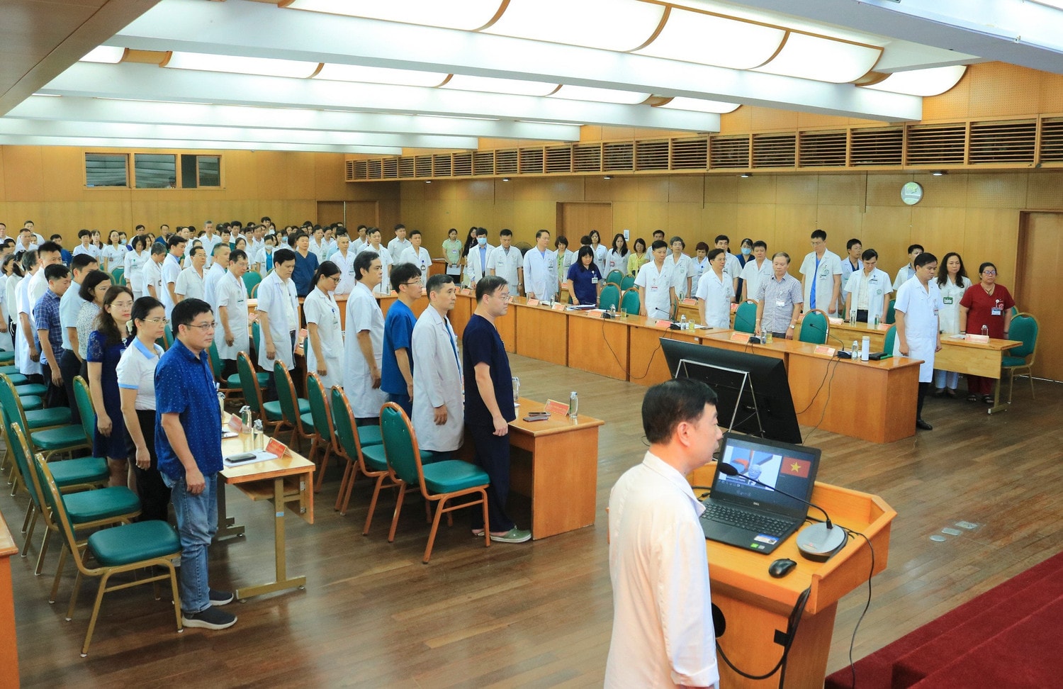Y bác sĩ các bệnh viện mặc niệm tưởng nhớ Tổng Bí thư Nguyễn Phú Trọng -0