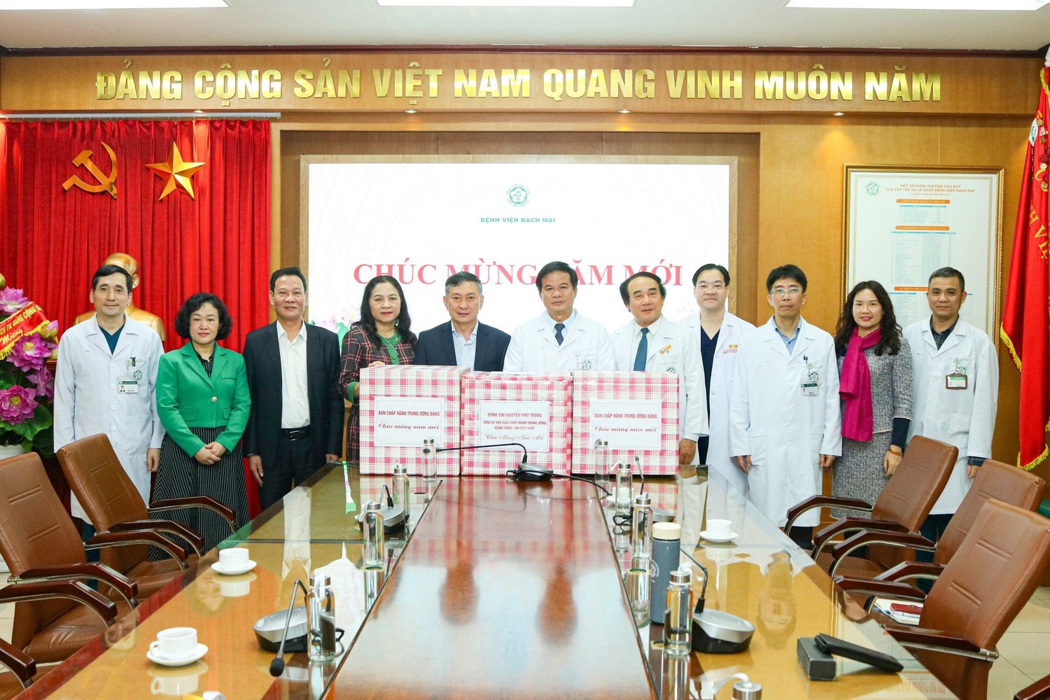 Y bác sĩ các bệnh viện mặc niệm tưởng nhớ Tổng Bí thư Nguyễn Phú Trọng -0