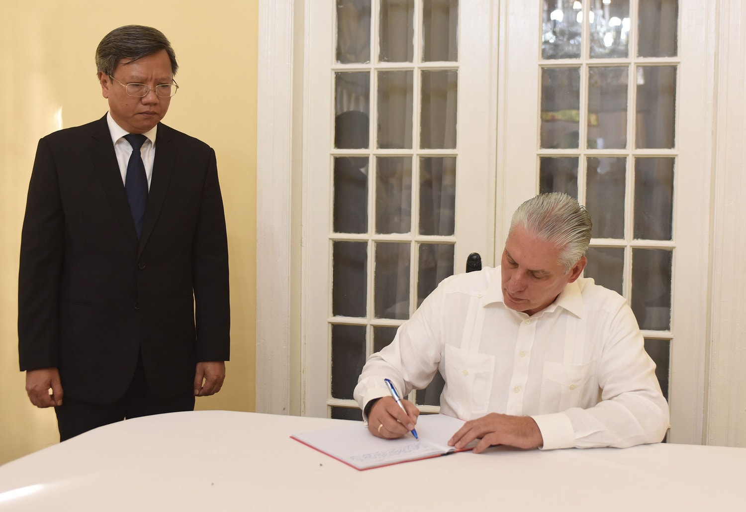 Chủ tịch Cuba Miguel Díaz-Canel viếng, ghi sổ tang tại Đại sứ quán Việt Nam tại Cuba -0