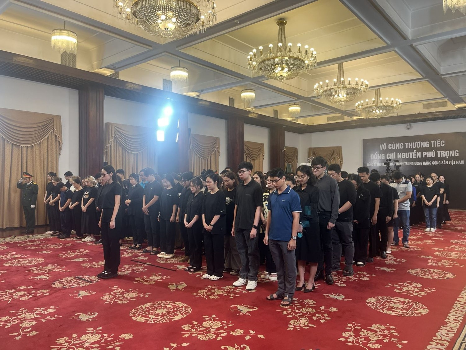 Hàng vạn người dân xếp hàng vào viếng Tổng Bí thư Nguyễn Phú Trọng -0