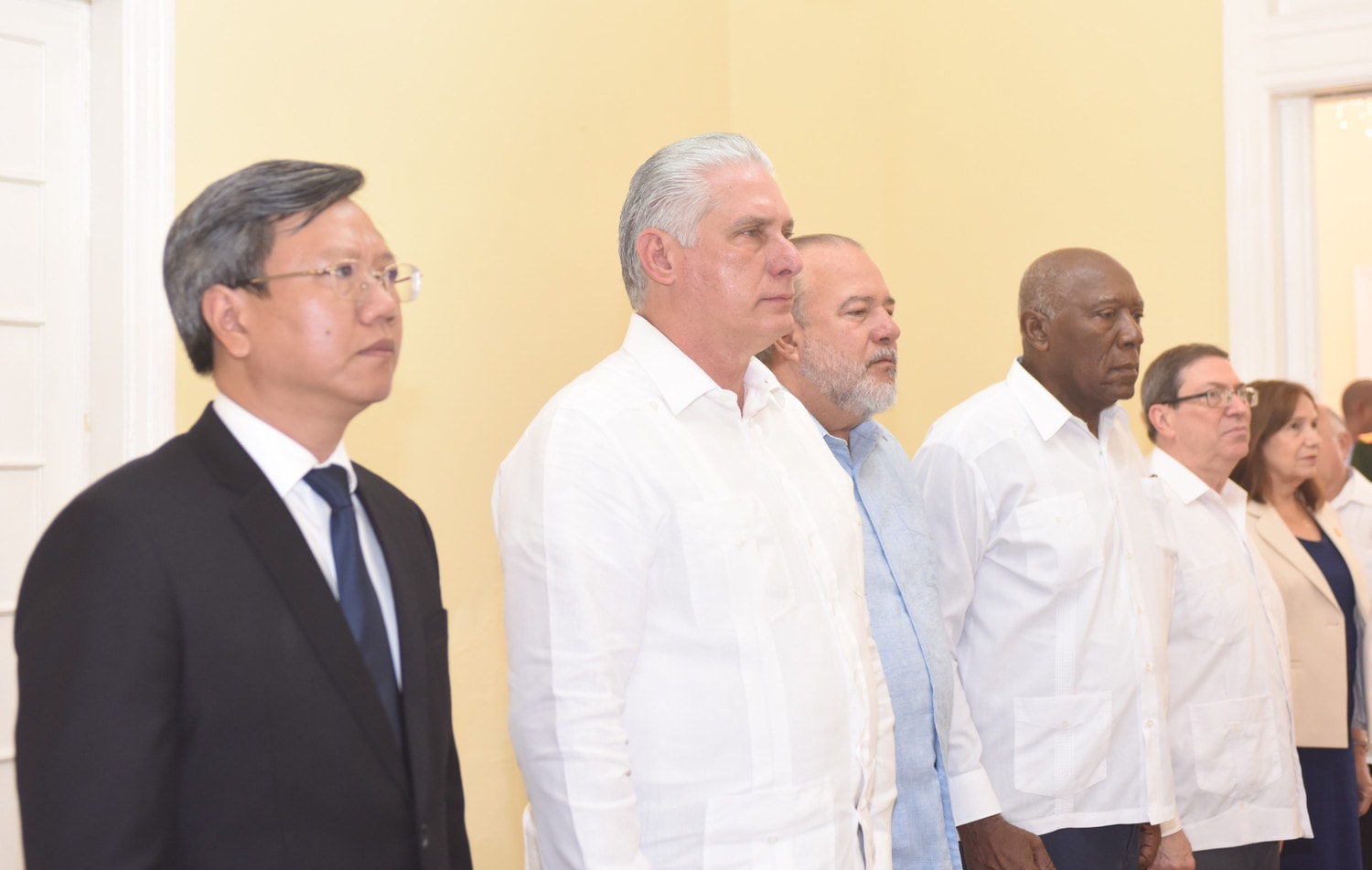 Chủ tịch Cuba Miguel Díaz-Canel viếng, ghi sổ tang tại Đại sứ quán Việt Nam tại Cuba -0