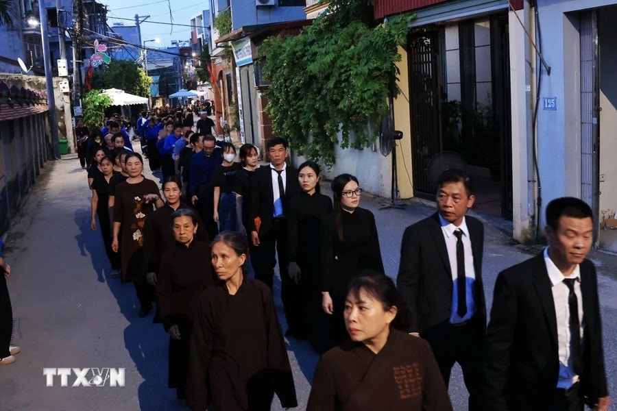 Hàng vạn người dân xếp hàng vào viếng Tổng Bí thư Nguyễn Phú Trọng -0