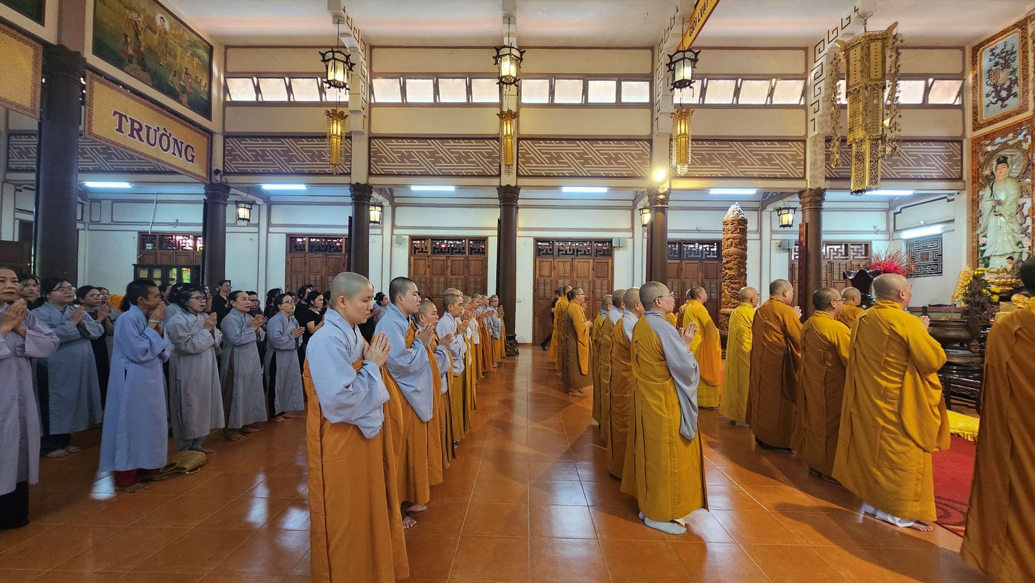 Người dân Khánh Hòa trước di ảnh Tổng Bí thư Nguyễn Phú Trọng -0