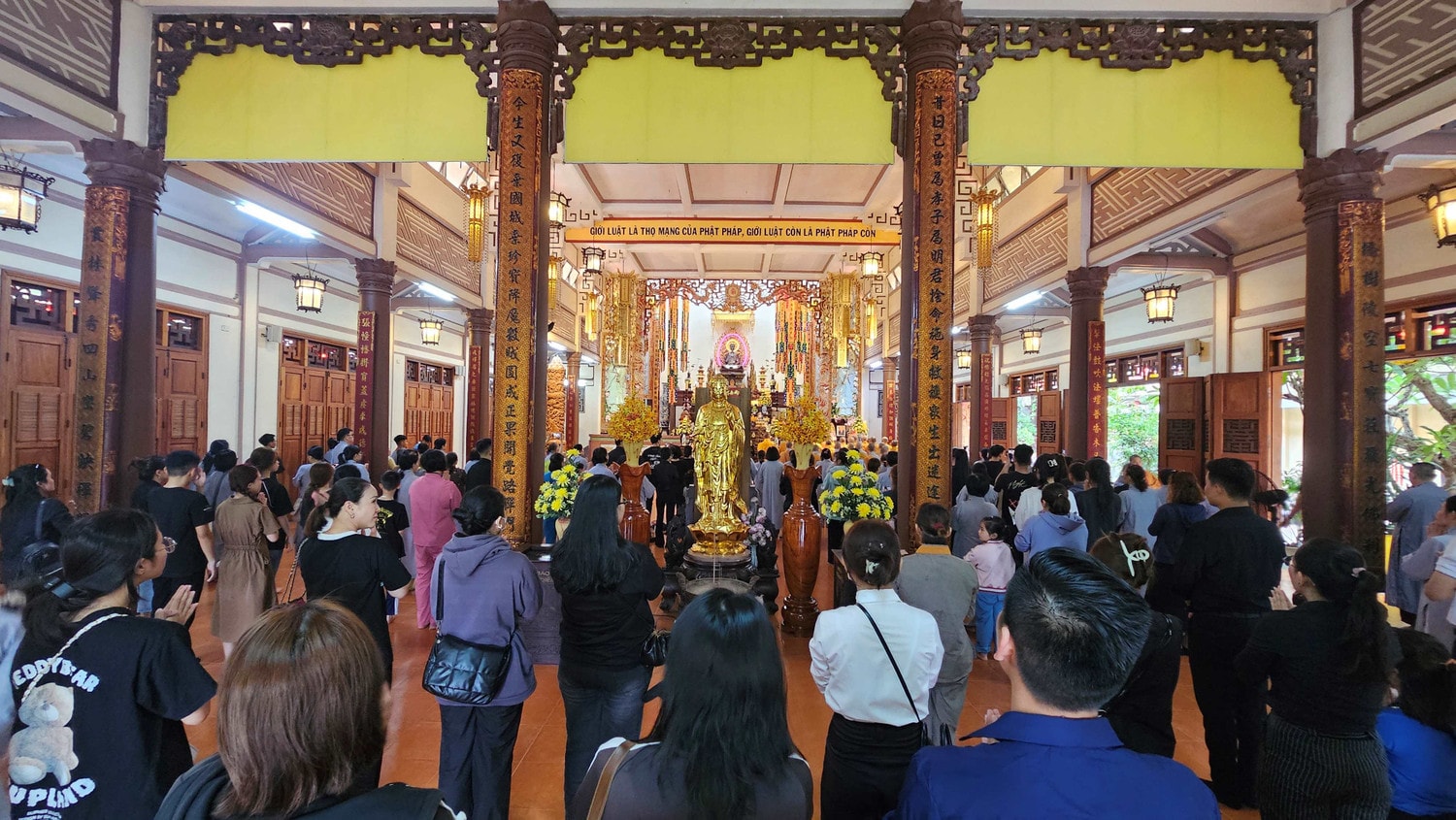 Người dân Khánh Hòa trước di ảnh Tổng Bí thư Nguyễn Phú Trọng -0