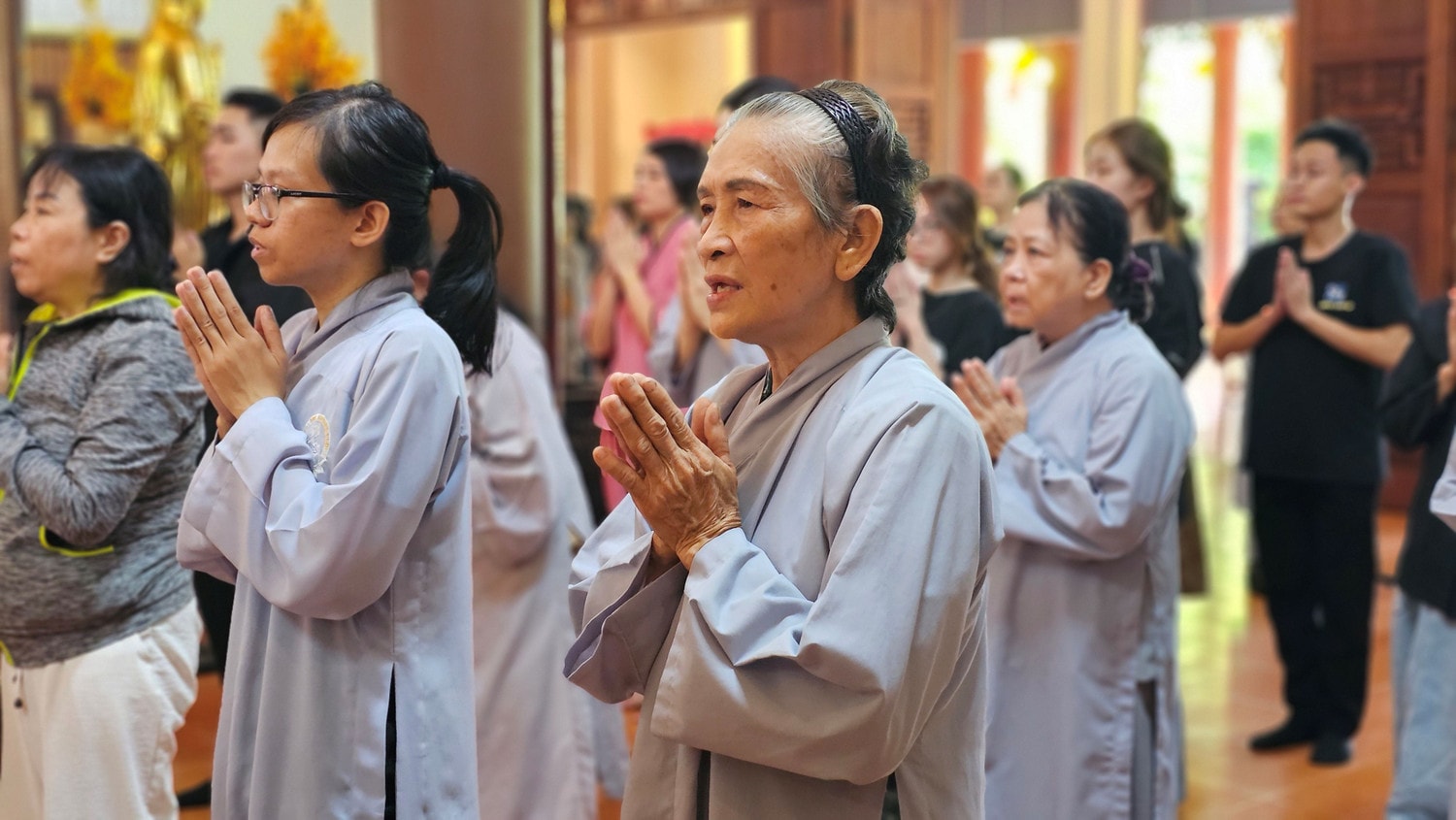 Người dân Khánh Hòa trước di ảnh Tổng Bí thư Nguyễn Phú Trọng -0
