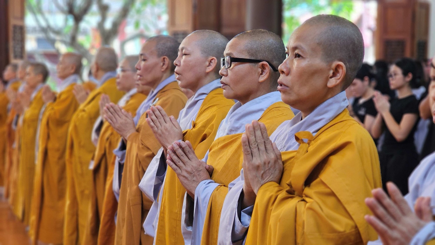 Người dân Khánh Hòa trước di ảnh Tổng Bí thư Nguyễn Phú Trọng -0