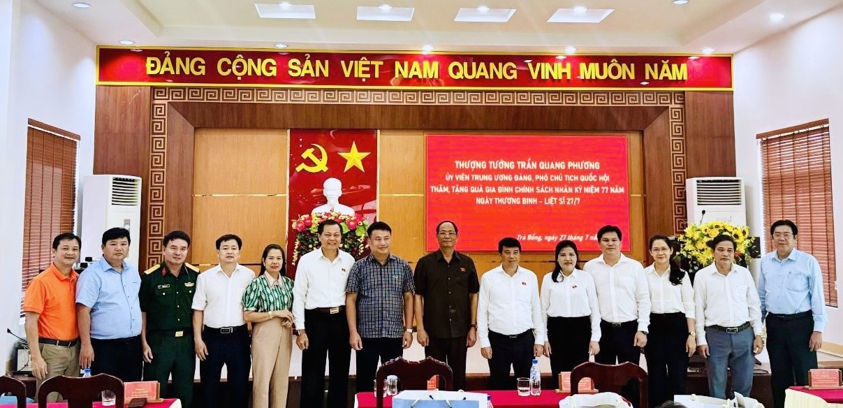 Phó Chủ tịch Quốc hội, Thượng tướng Trần Quang Phương dâng hương tại Nghĩa trang Liệt sĩ huyện Trà Bồng, Quảng Ngãi -0