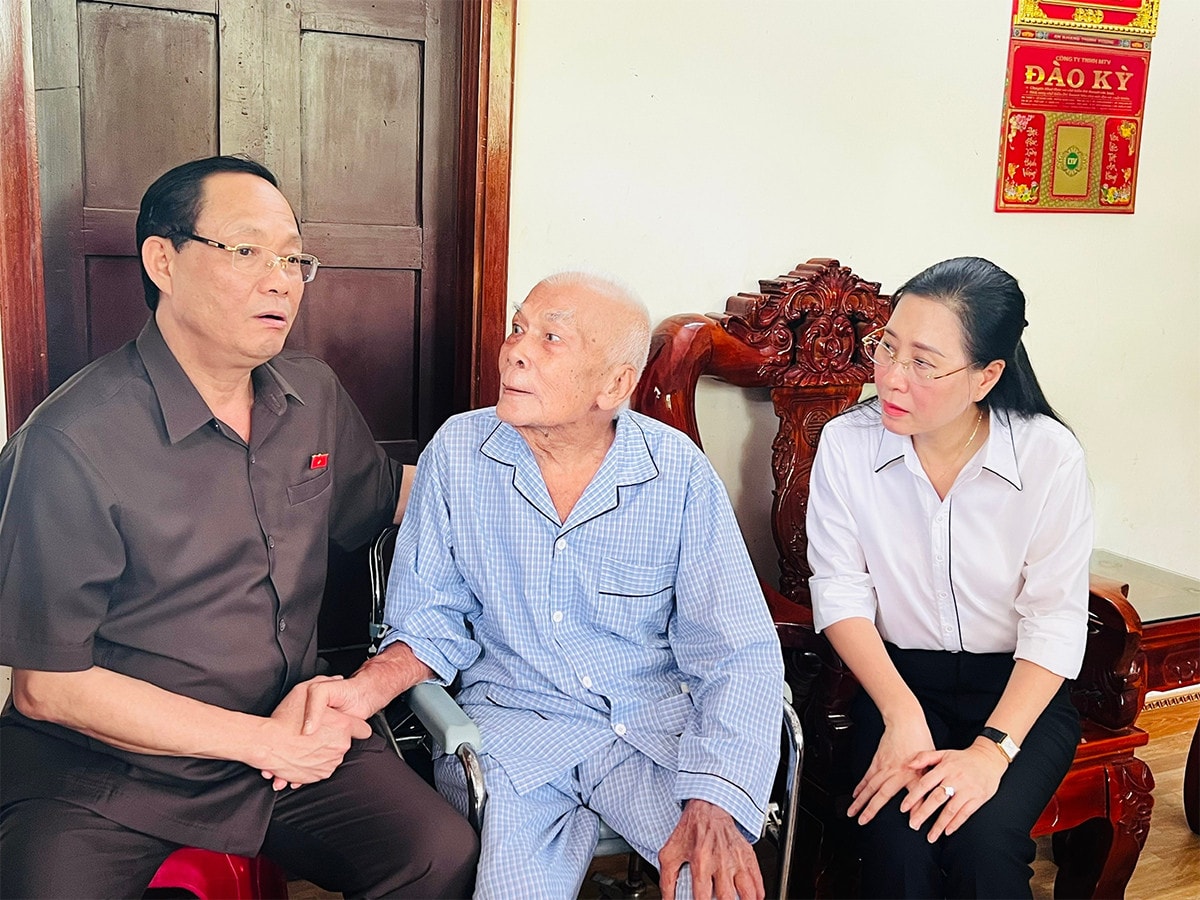 Phó Chủ tịch Quốc hội, Thượng tướng Trần Quang Phương thăm, tặng quà người có công tại Quảng Ngãi