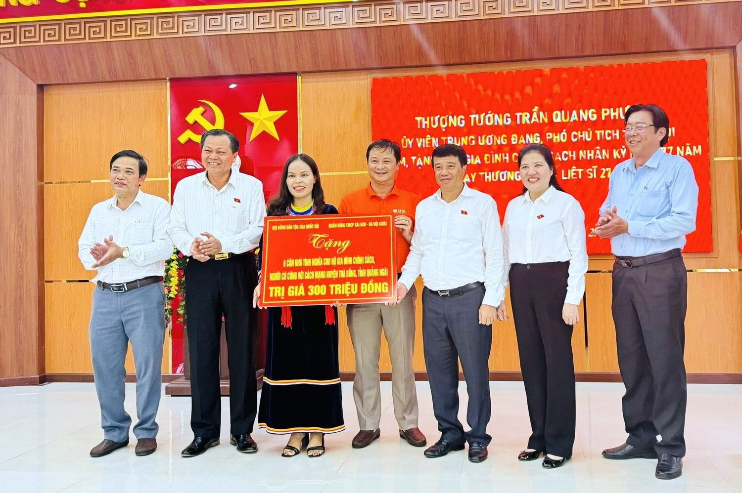 Phó Chủ tịch Quốc hội, Thượng tướng Trần Quang Phương dâng hương tại Nghĩa trang Liệt sĩ huyện Trà Bồng, Quảng Ngãi -0