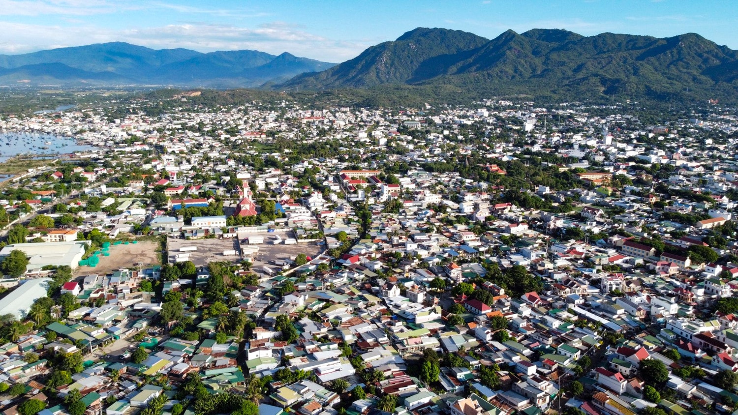 Thành phố Cam Ranh sẽ là trung tâm kinh tế, văn hóa, giáo dục, khoa học kỹ thuật của khu vực phía Nam tỉnh Khánh Hòa. Quy hoạch Cam Ranh trở thành trung tâm kinh tế, khu đô thị công nghiệp - logistics -0