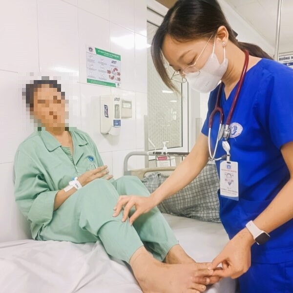 Truyền 10 lọ huyết thanh cứu người bệnh bị rắn lục đuôi đỏ cắn -0