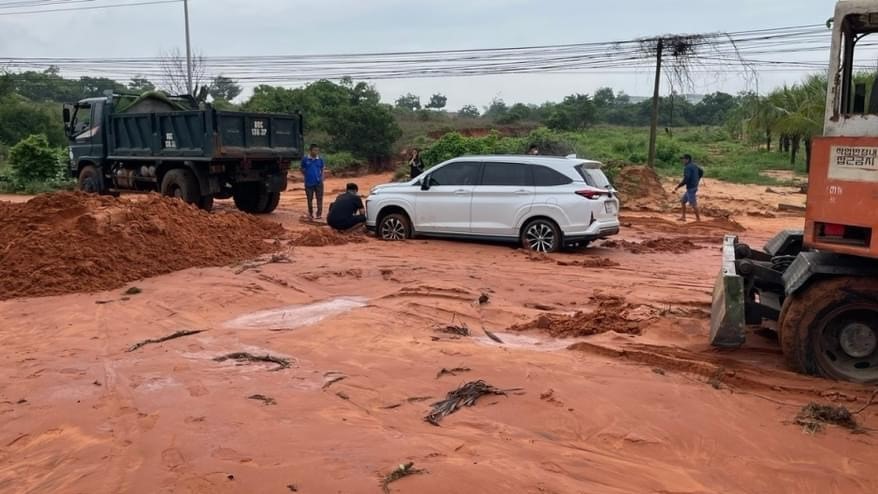 Lũ cát lại ập xuống đường đi và nhà dân ở Mũi Né -0