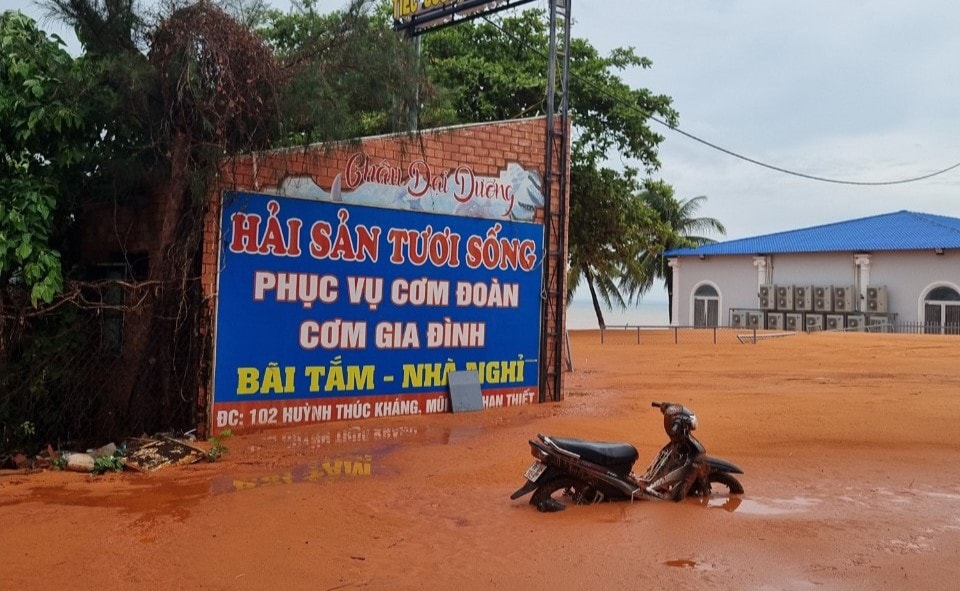 Lũ cát lại ập xuống đường đi và nhà dân ở Mũi Né -3
