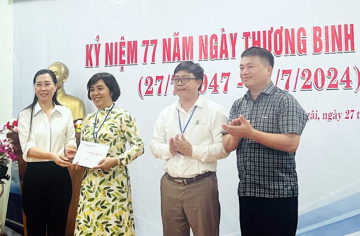 Phó Chủ tịch Quốc hội, Thượng tướng Trần Quang Phương thăm, tặng quà người có công tại Quảng Ngãi -0