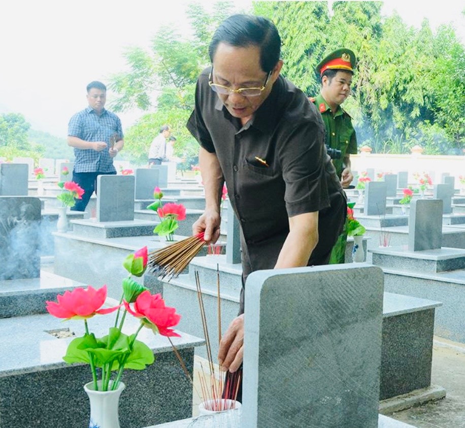 Phó Chủ tịch Quốc hội, Thượng tướng Trần Quang Phương dâng hương tại Nghĩa trang Liệt sĩ huyện Trà Bồng, Quảng Ngãi -0