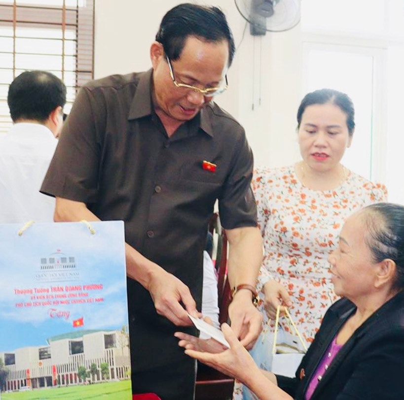 Phó Chủ tịch Quốc hội, Thượng tướng Trần Quang Phương dâng hương tại Nghĩa trang Liệt sĩ huyện Trà Bồng, Quảng Ngãi -0