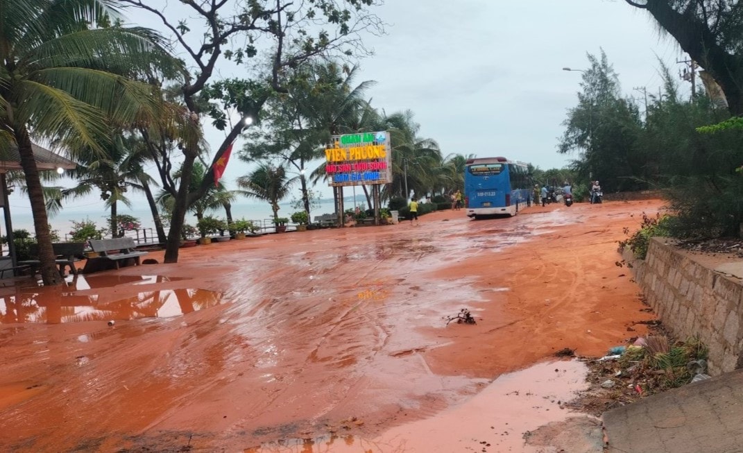 Lũ cát lại ập xuống đường đi và nhà dân ở Mũi Né -0