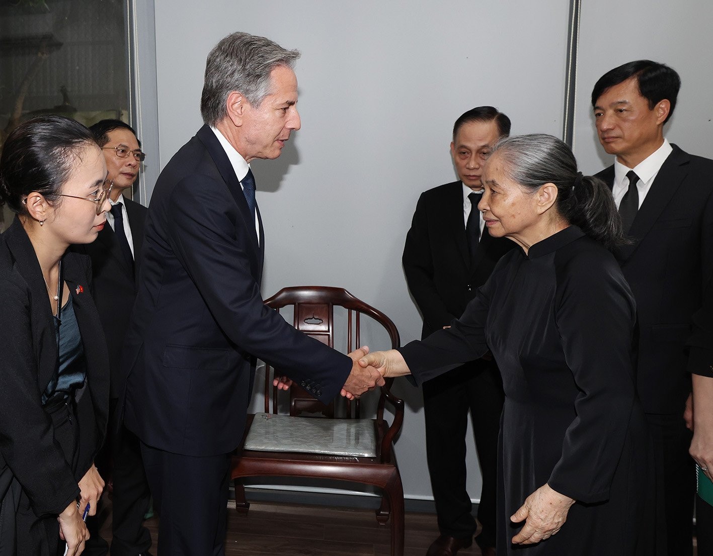 Ngoại trưởng Hoa Kỳ Antony Blinken thắp hương và chia buồn với gia đình  Tổng Bí thư Nguyễn Phú Trọng -0