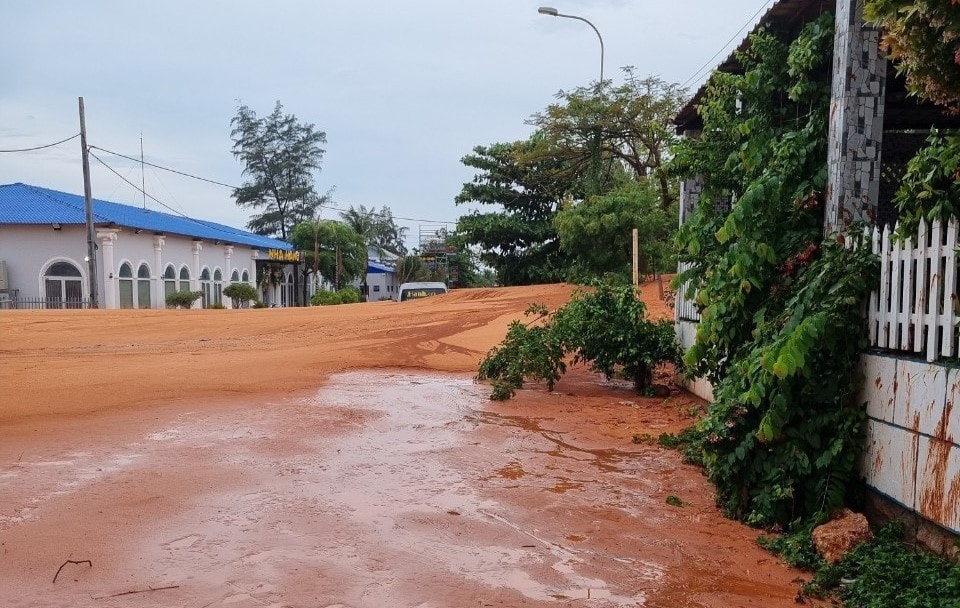 Lũ cát lại ập xuống đường đi và nhà dân ở Mũi Né -1