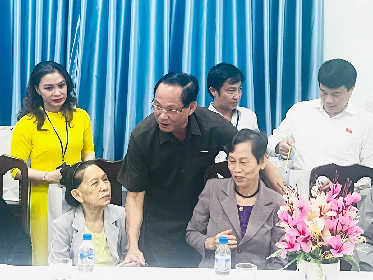 Phó Chủ tịch Quốc hội, Thượng tướng Trần Quang Phương thăm, tặng quà người có công tại Quảng Ngãi -0