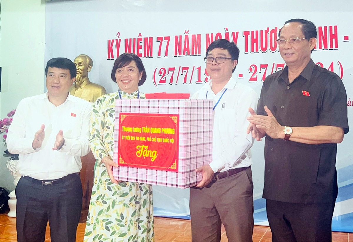 Phó Chủ tịch Quốc hội, Thượng tướng Trần Quang Phương thăm, tặng quà người có công tại Quảng Ngãi -5