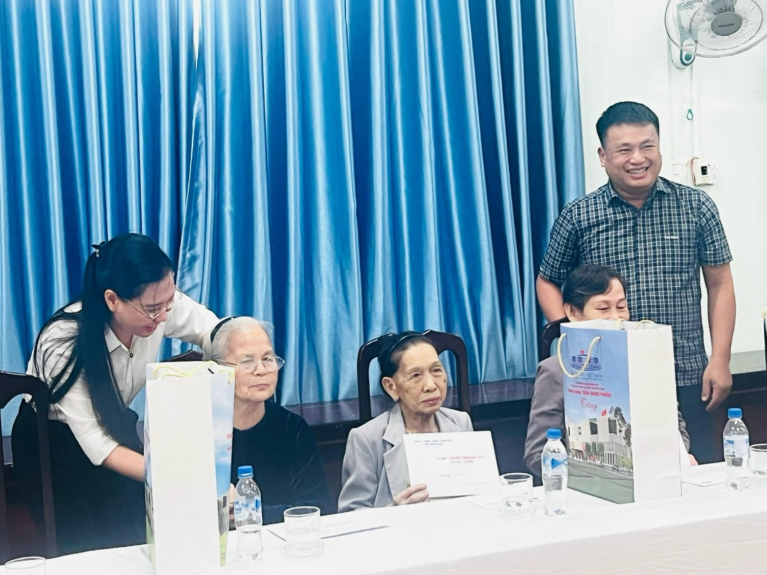 Phó Chủ tịch Quốc hội, Thượng tướng Trần Quang Phương thăm, tặng quà người có công tại Quảng Ngãi -0