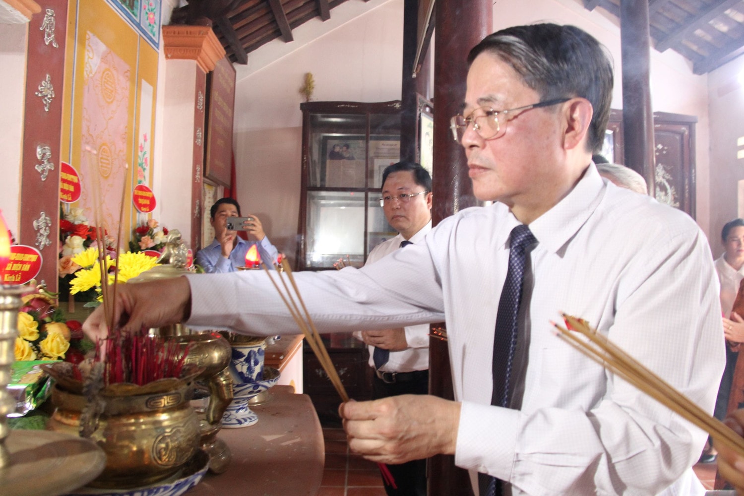 Phó Chủ tịch Quốc hội Nguyễn Đức Hải thắp hương tại nhà lưu niệm Mẹ Việt Nam Anh hùng Nguyễn Thị Thứ Phó Chủ tịch Quốc hội Nguyễn Đức Hải tri ân các anh hùng liệt sĩ, thăm nhà lưu niệm mẹ VNAH Nguyễn Thị Thứ -0