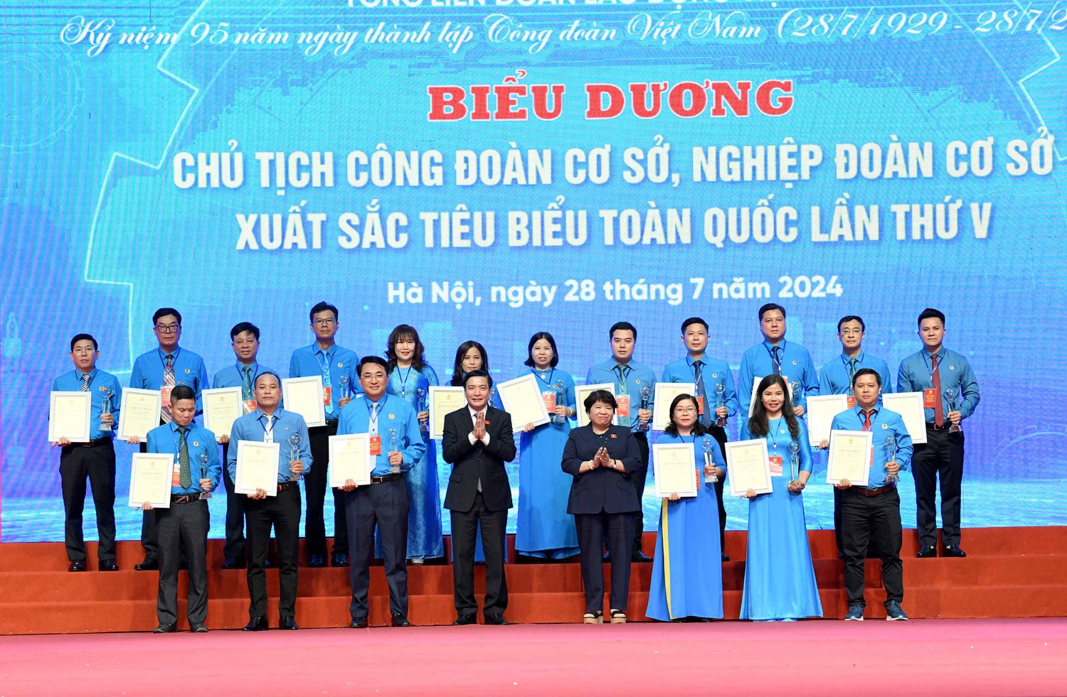 Tổng thư ký Quốc hội Bùi Văn Cường và Chủ nhiệm Ủy ban Xã hội Nguyễn Thúy Anh trao tặng Giải thưởng Nguyễn Văn Linh biểu dương chủ tịch công đoàn cơ sở, nghiệp đoàn cơ sở xuất sắc tiêu biểu Chủ tịch Quốc hội Trần Thanh Mẫn: Đổi mới mạnh mẽ, khẳng định vai trò nòng cốt, trực tiếp của Công đoàn Việt Nam trong xây dựng giai cấp công nhân hiện đại, lớn mạnh -0