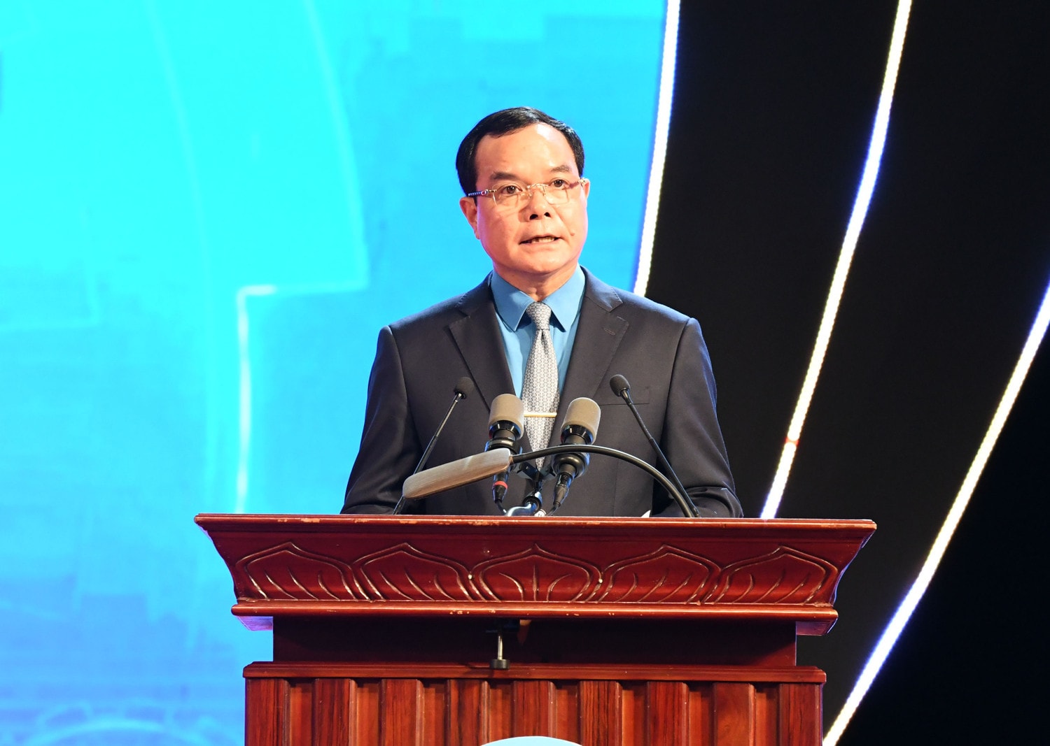 Chủ tịch Tổng Liên đoàn Lao động Việt Nam Nguyễn Đình Khang phát biểu. Ảnh: Lâm Hiển Chủ tịch Quốc hội Trần Thanh Mẫn dự Lễ trao Giải thưởng Nguyễn Văn Linh lần thứ IV -0
