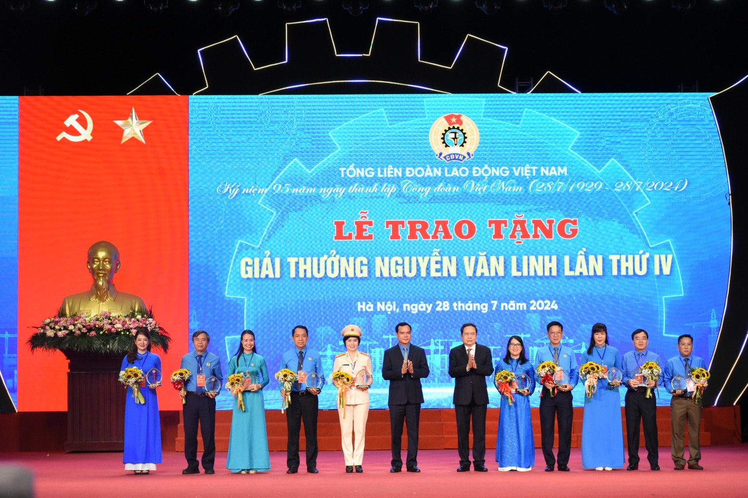 Phát huy truyền thống vẻ vang, Công đoàn Việt Nam sẽ có bước phát triển mới, đóng góp xứng đáng vào sự nghiệp cách mạng của Đảng, của dân tộc -0