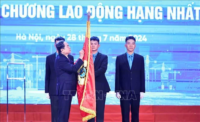 NA Chairman Tran Thanh Man presents the first-class Labour Order to the VGCL. Photo: VNA Top legislator hails trade union’s role in national revolution’s victory -0