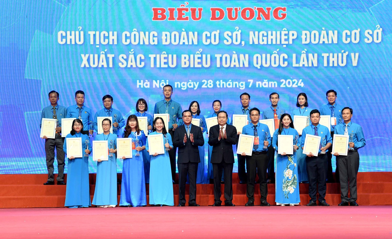 Chủ tịch Quốc hội Trần Thanh Mẫn và Chủ tịch Tổng Liên đoàn Lao động Việt Nam Nguyễn Đình Khang biểu dương chủ tịch công đoàn cơ sở, nghiệp đoàn cơ sở xuất sắc tiêu biểu Chủ tịch Quốc hội Trần Thanh Mẫn: Đổi mới mạnh mẽ, khẳng định vai trò nòng cốt, trực tiếp của Công đoàn Việt Nam trong xây dựng giai cấp công nhân hiện đại, lớn mạnh -0