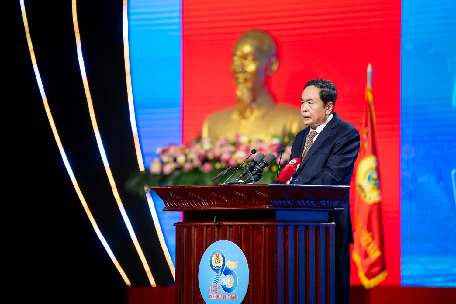 Chủ tịch Quốc hội Trần Thanh Mẫn: Đổi mới mạnh mẽ, khẳng định vai trò nòng cốt, trực tiếp của Công đoàn Việt Nam trong xây dựng giai cấp công nhân hiện đại, lớn mạnh -0